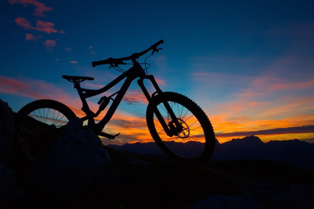 Biwak bei Sonnenuntergang