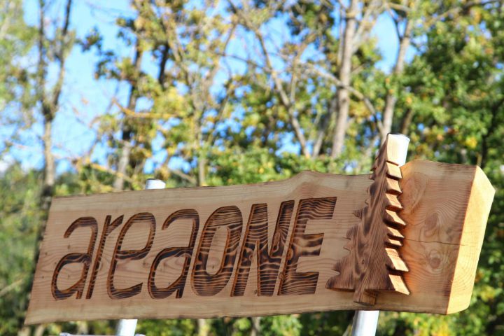Neues Areaone Schild am Parkplatz Vassacher See