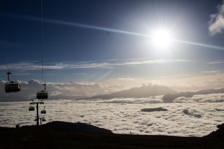 Weiße Inversion, roter Sonnenuntergang und Feuersalamander in Villach