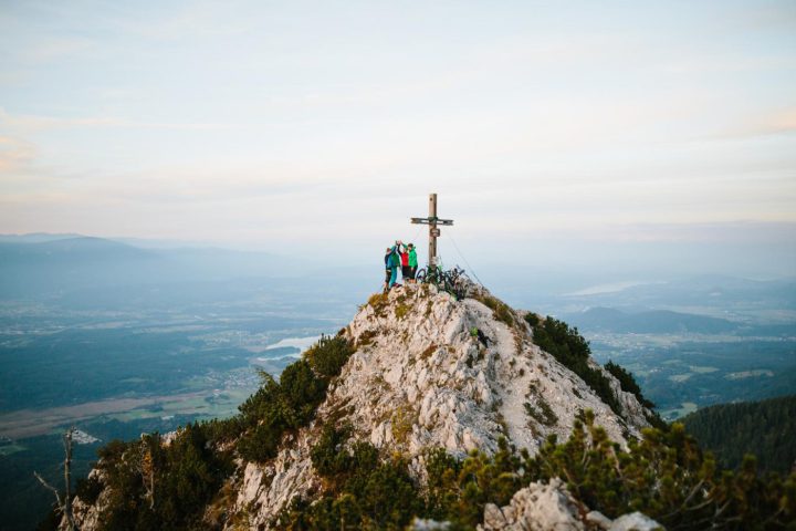 So wird aus einer Raupe eine Berggämse – Modelshooting am Gipfel im kalten Sonnenuntergang