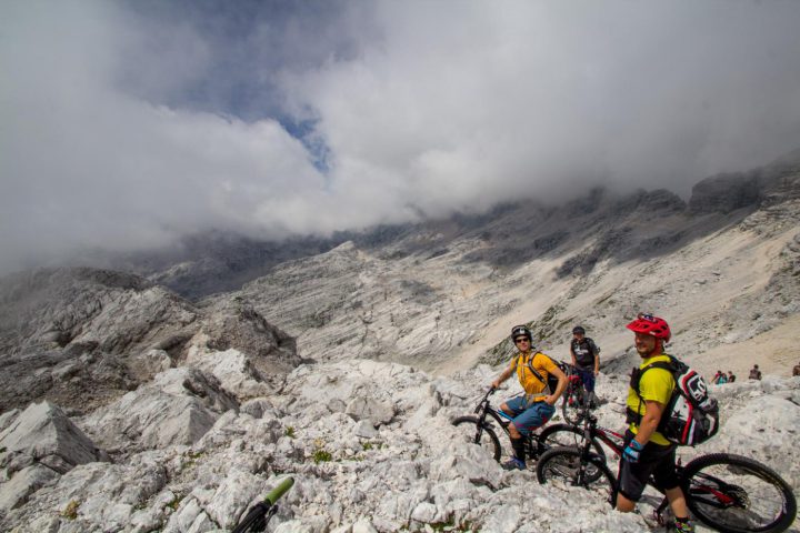 Vier Freunde auf der Suche nach dem Weg im Karst
