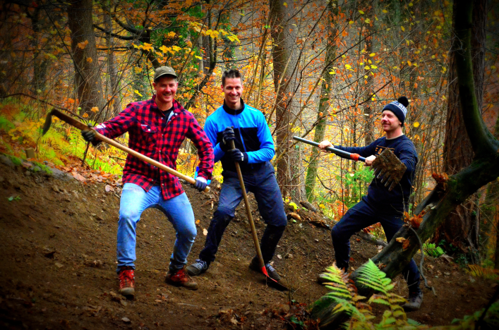 Die Shape-Day-Crew mit Werkzeug am Enzi Trail