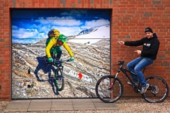 Foto von Herwig auf Garagentor von Bikehersteller AluTech Cycles