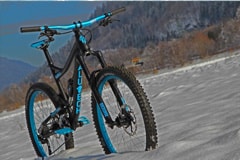 AluTech Fanes Enduro Customaufbau in schwarz blau eloxiert